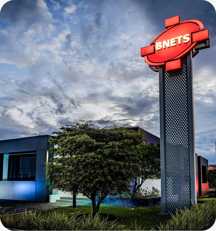 BNETS-kantoorgebouw met de rode BNETS-zuil